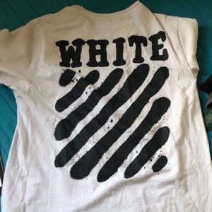 Off-White “T-Shirt”